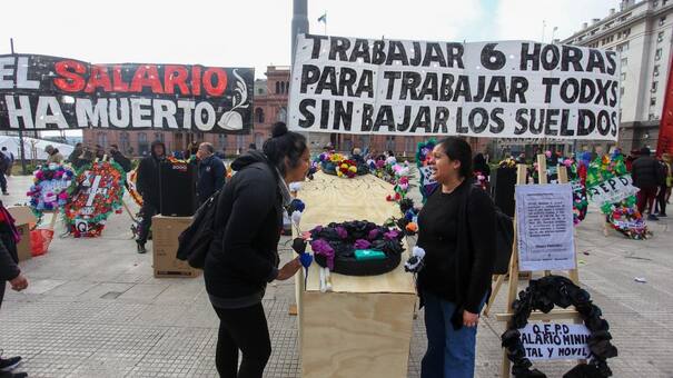 Crisis económica y social: marcha de la izquierda y "entierro" del salario mínimo