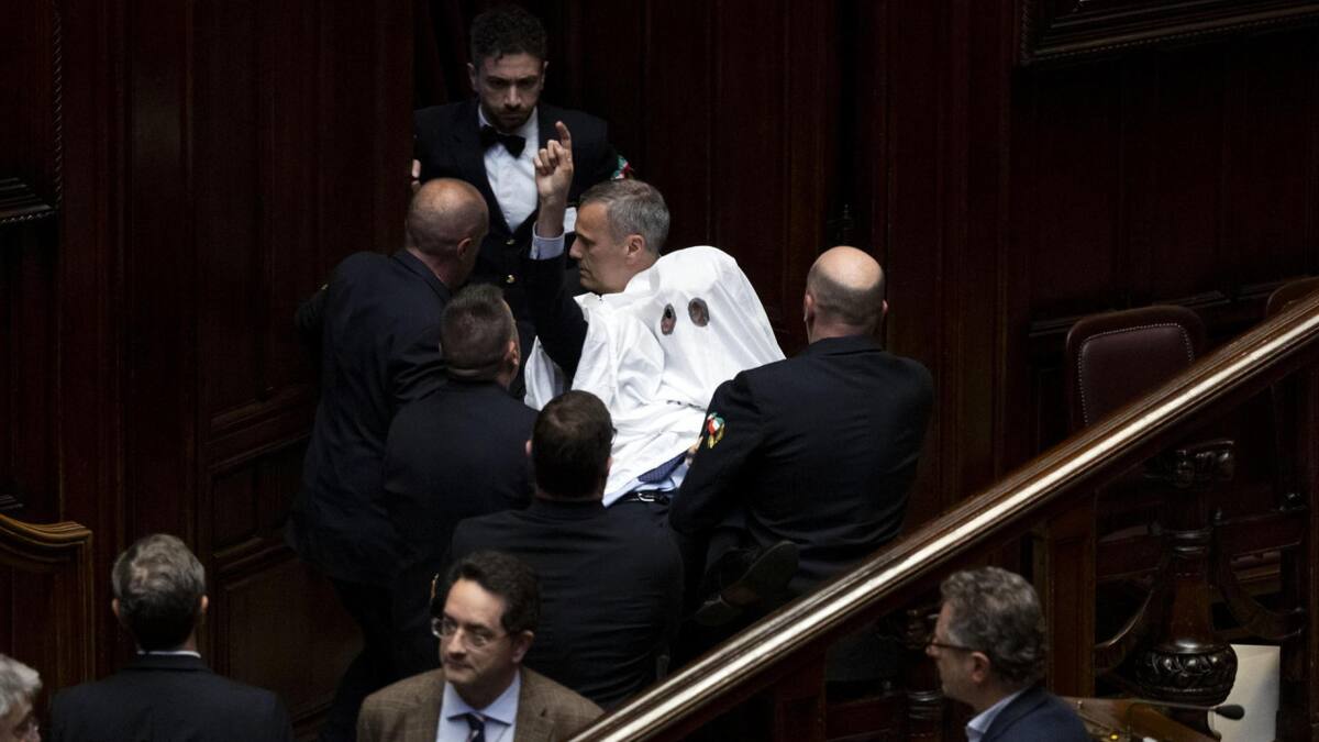 El momento de la aparición del parlamentario italiano vestido de fantasma. Foto: EFE/Massimo Percossi.