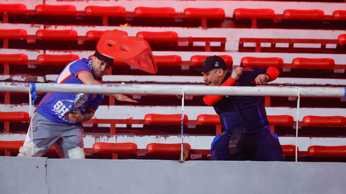 Brutal violencia entre hinchas de Independiente y la U de Chile.