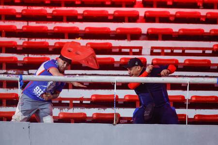 Brutal violencia entre hinchas de Independiente y la U de Chile.