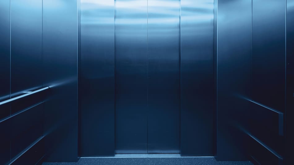 ¿Por qué hay espejos en los ascensores?
