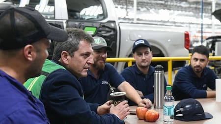 Sergio Massa con los trabajdores de la fábrica Ford. Foto: Prensa.