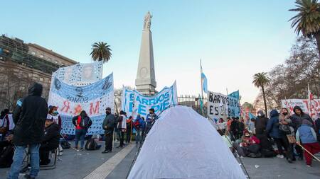 Acampe en Plaza de Mayo, piqueteros, movimientos sociales, NA