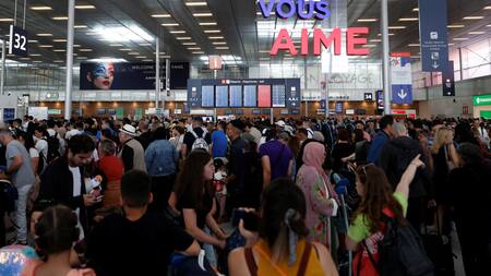 Complicaciones en aerolíneas de todo el mundo por fallo informático de Microsoft. Foto: Reuters.