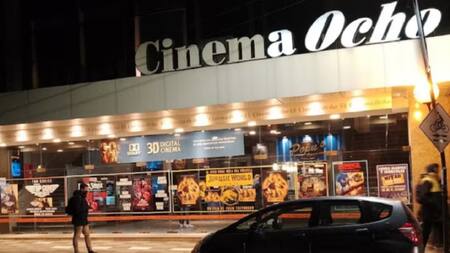 Los espectadores lograron grabar con sus celulares como quedó la sala. Afortunadamente, no hubo heridos. ( Noticias Argentinas)