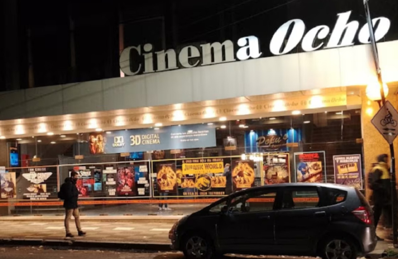 Los espectadores lograron grabar con sus celulares como quedó la sala. Afortunadamente, no hubo heridos. ( Noticias Argentinas)