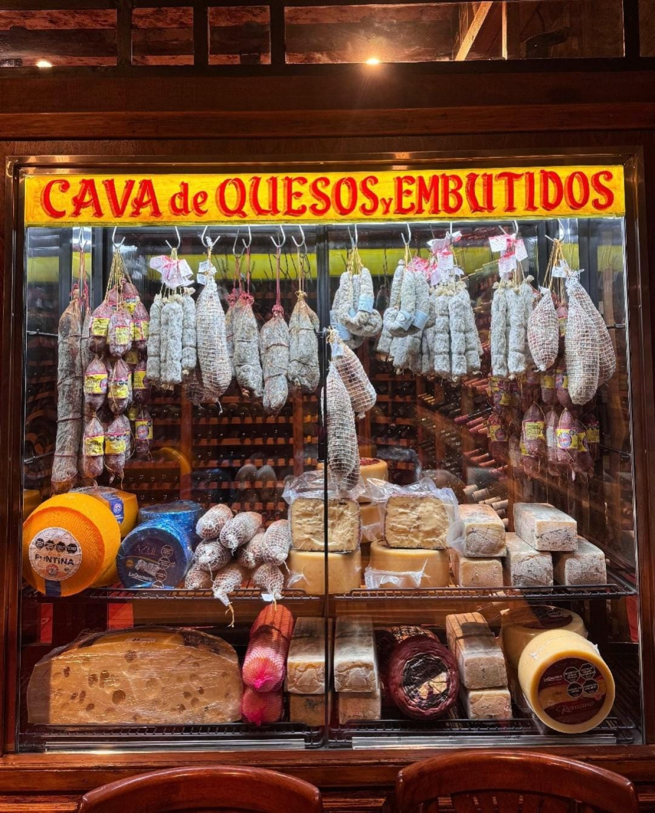 Miramar, el bodegón que se luce por su cava de embutidos. Foto: Instagram / rotiseriamiramar.