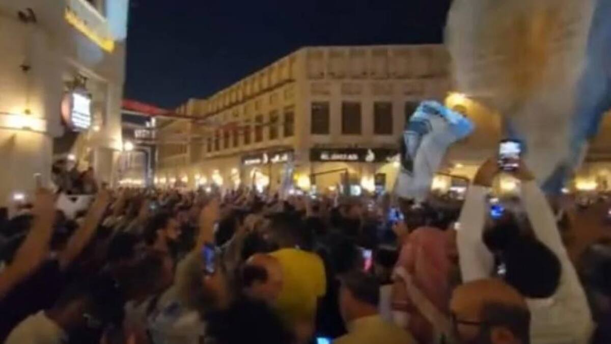 Banderazo argentino en Qatar. Foto: NA.