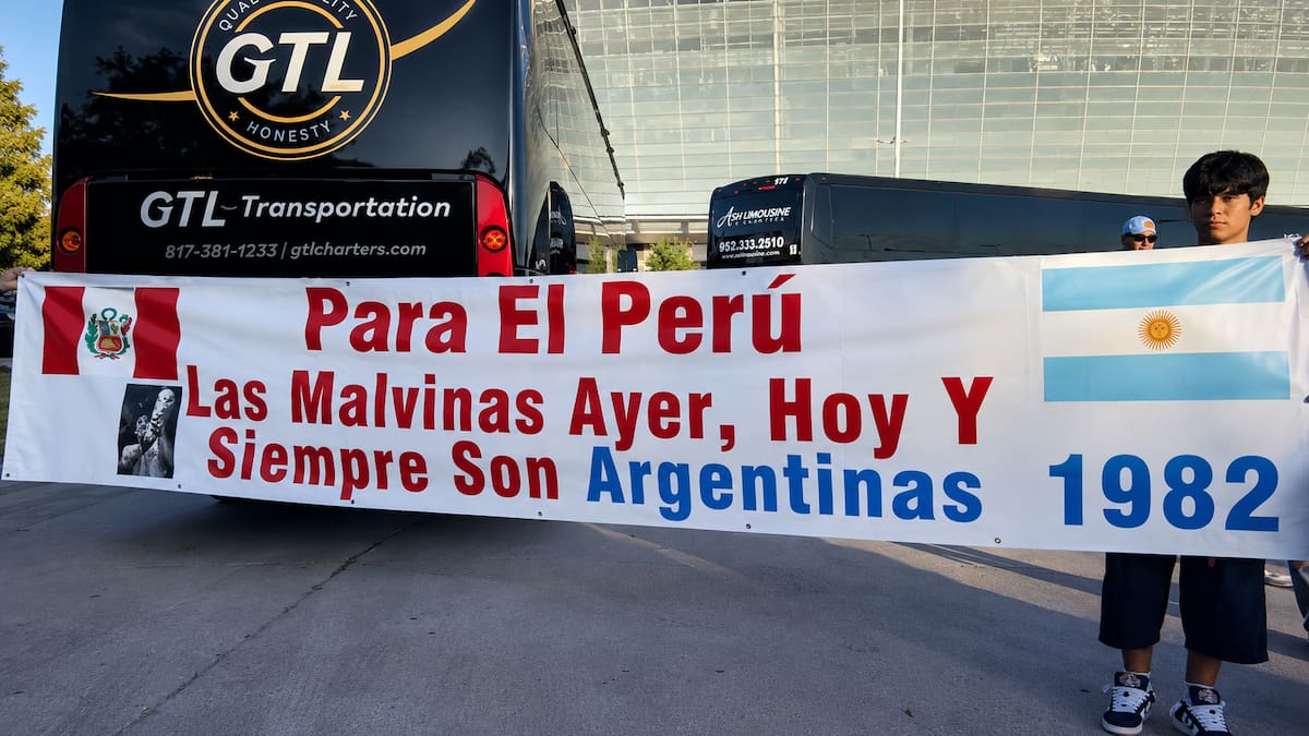 Peruanos que viajaron al Mundial para hinchar por Argentina