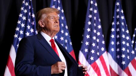 Donald Trump recibió tres cargos más en la causa por los documentos clasificados. Foto: Reuters.