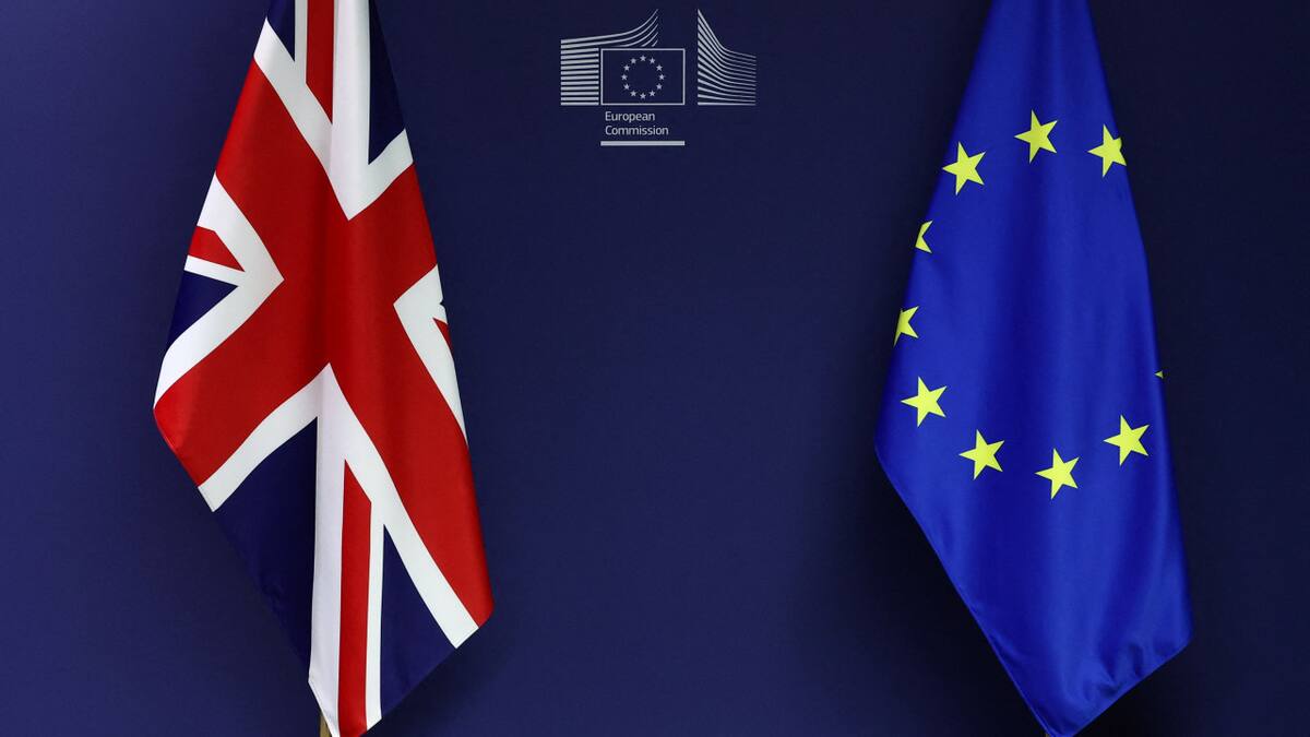 La bandera británica junto a la de la Unión Europea. Foto: Reuters/Yves Herman