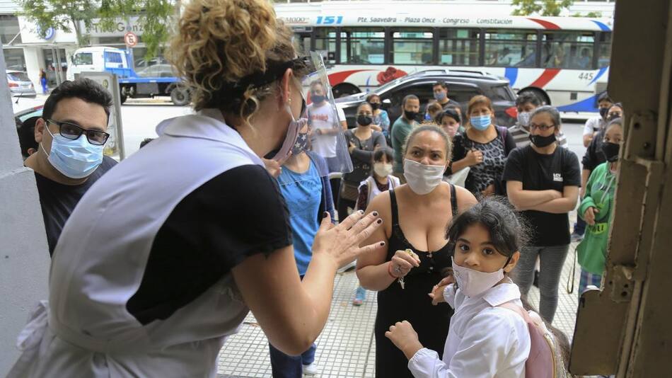 Docentes y alumnos en el inicio de las clases presenciales