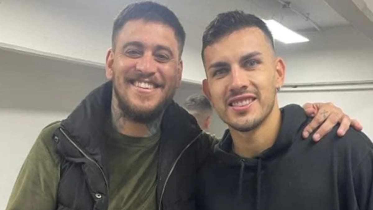 Leonel Núñez junto a Leandro Paredes.