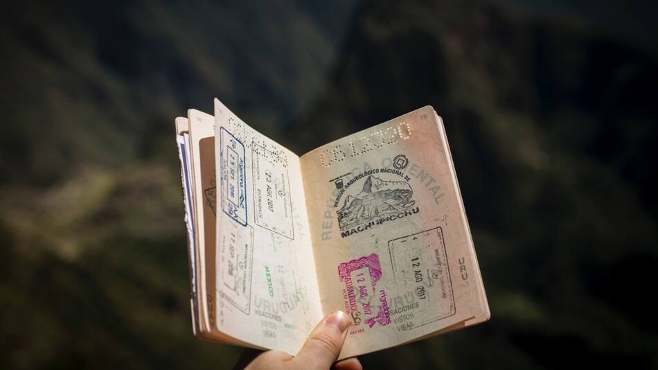 Pasaportes, viaje, migración. Foto: Unsplash