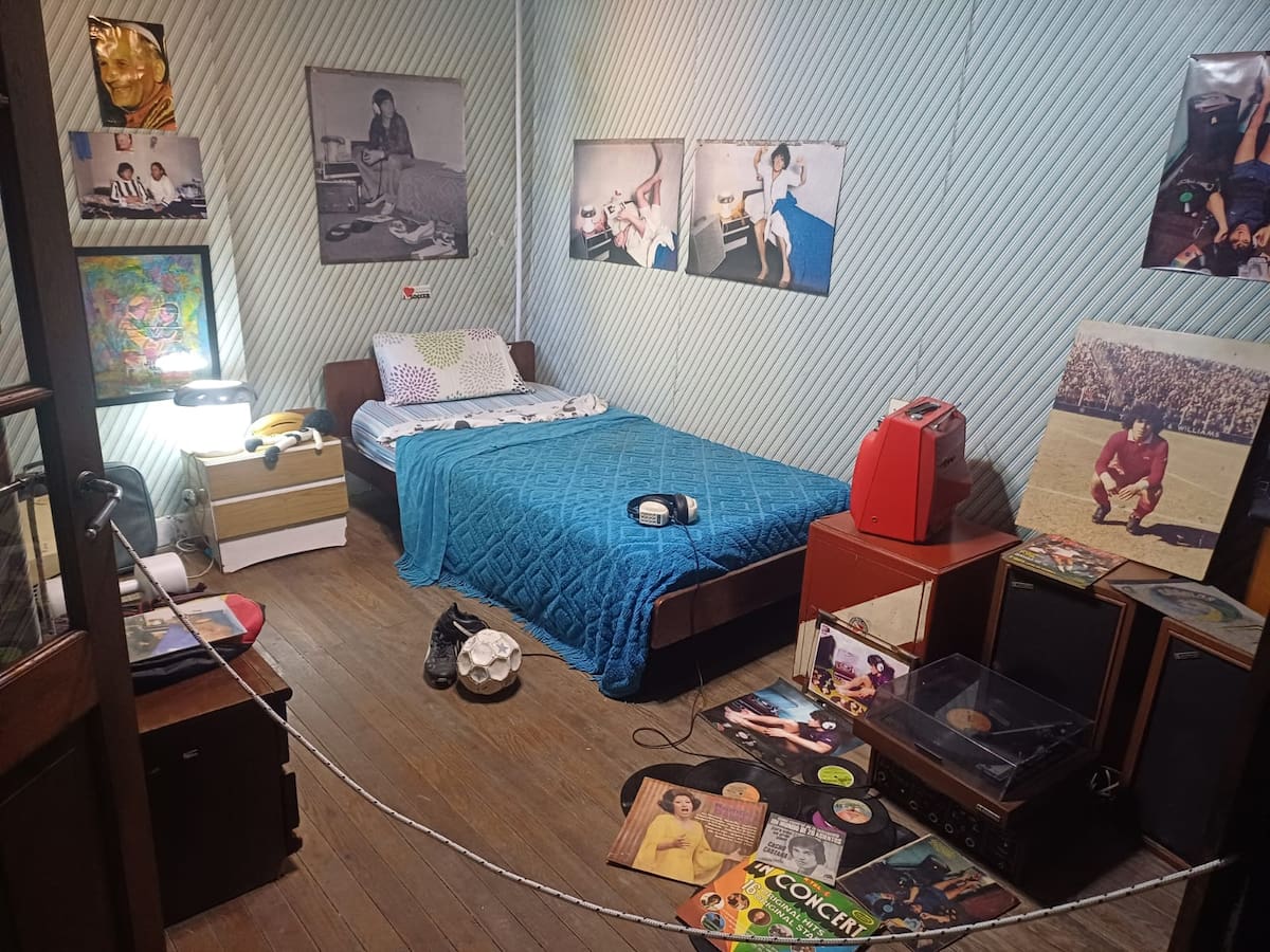 Habitación de la ex casa de Diego Maradona ubicada en Lascano 2257, La Paternal.