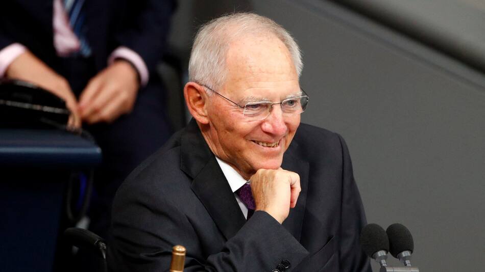Wolfgang Schaeuble, sonríe mientras dirige la primera sesión plenaria en la Cámara Baja del Parlamento alemán (Bundestag). REUTERS