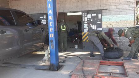 Mujer circulaba en una camioneta con los neumáticos rellenos de casi 50 kilos de cocaína. Foto: Gendarmería Nacional.