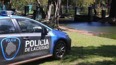 Hallazgo de un cuerpo en los lagos de Palermo. Foto: NA.