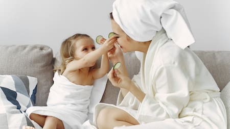 Muchos de los productos cosméticos promovidos en redes sociales no están diseñados para la piel infantil. Foto: Freepik.