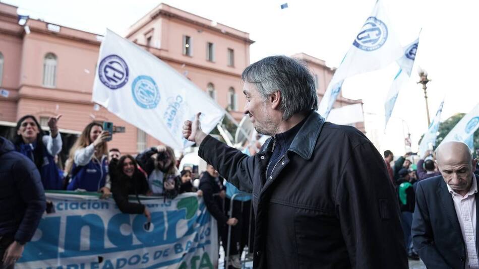 Máximo Kirchner estuvo junto a Sergio Massa en Plaza de Mayo.