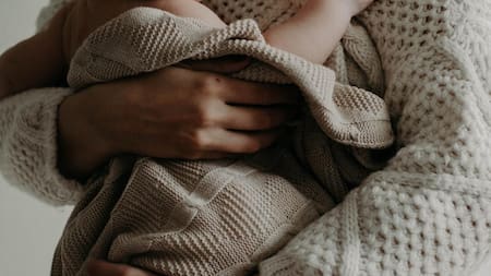 Imputaron a una mujer por abandonar a su bebé recién nacida en la puerta de un hospital