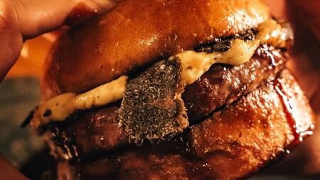 Hamburguesa dry aged con trufa negra de Pony Line Bar.