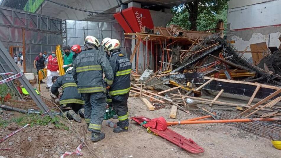 Derrumbe en obra en construcción en el Barrio Chino