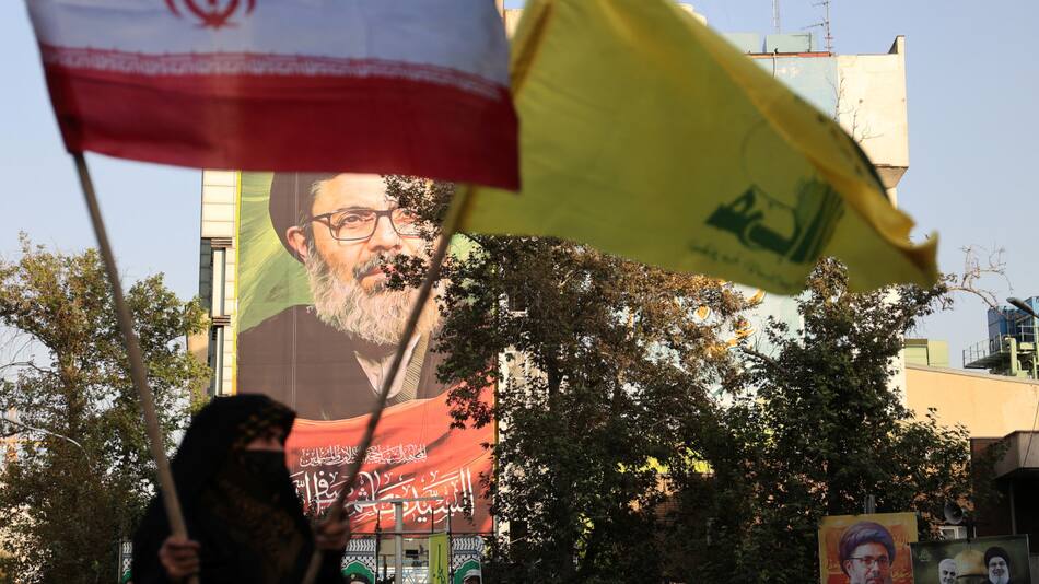 Las banderas de Irán y Hezbollah, juntas. Foto: Reuters.