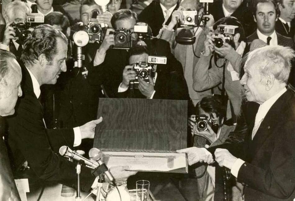 Borges recibiendo el premio Cervantes