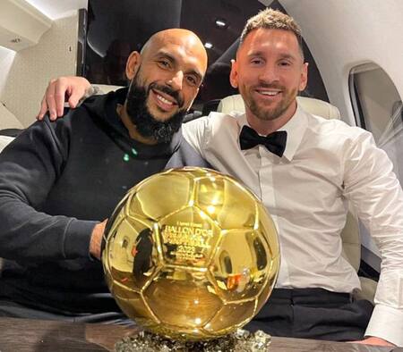 Yassine Cheuko junto a Lionel Messi. Foto: NA