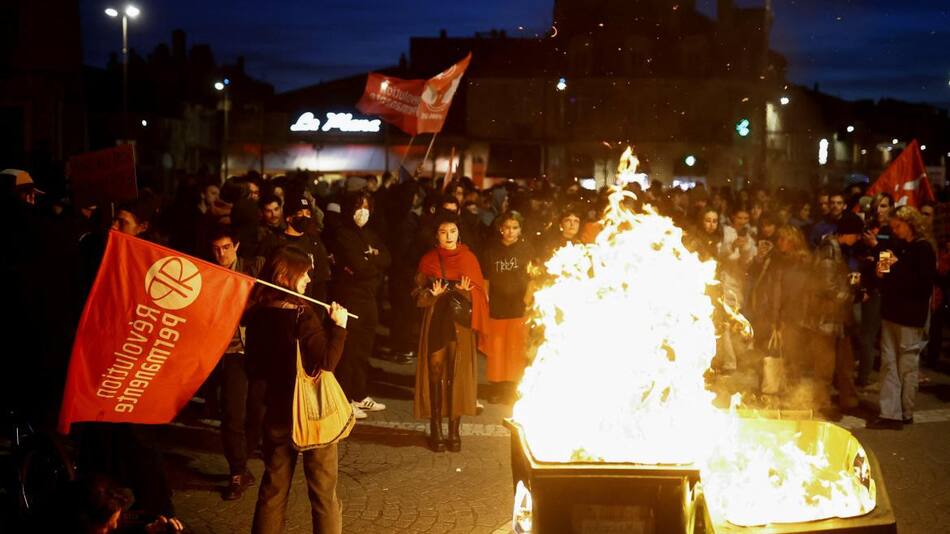 Manifestantes hacen barricadas. Foto: Reuters.