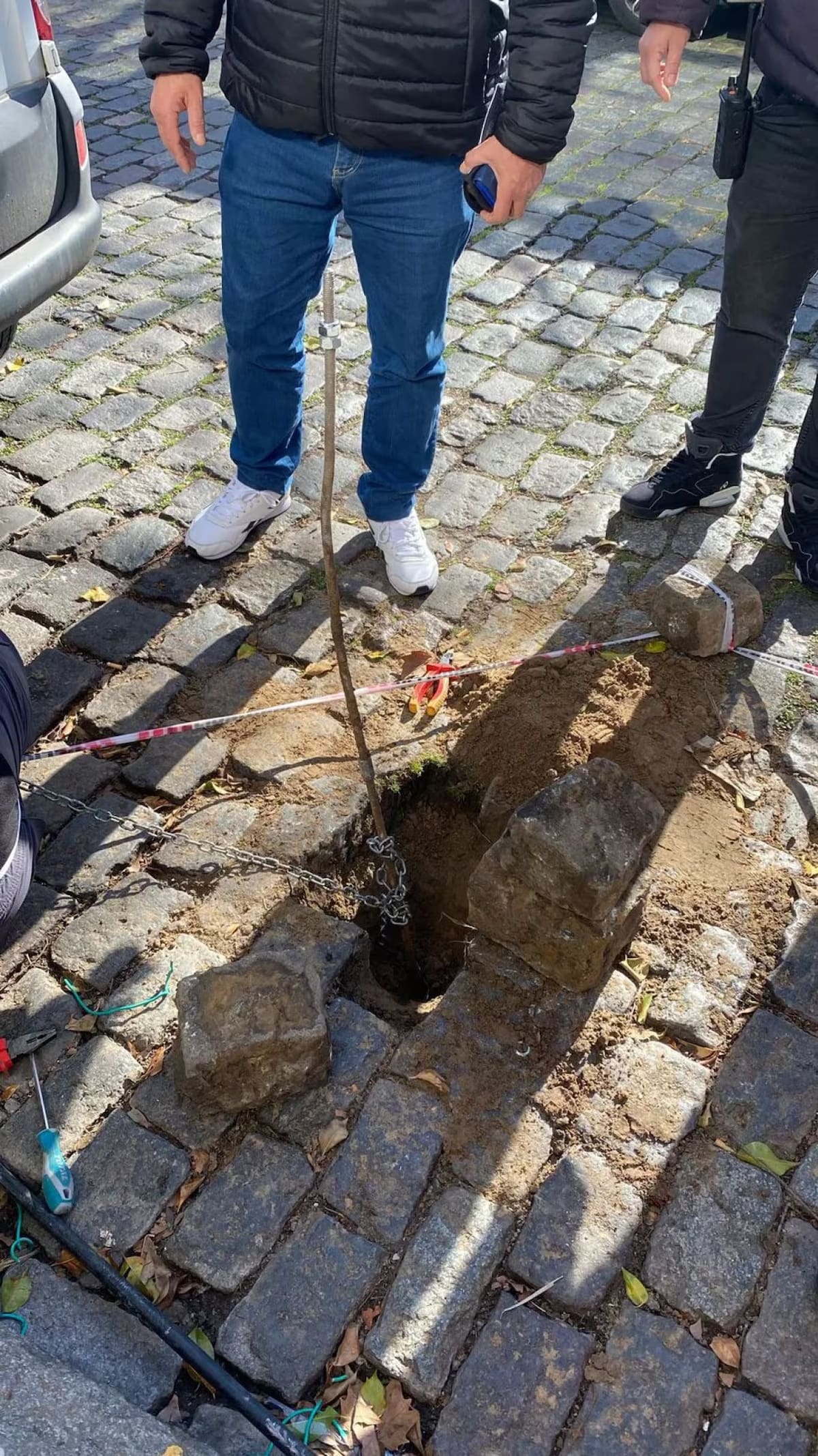 Descubren un túnel de casi 3 metros hecho para robar un banco en San Isidro. (Fotos: PBA)