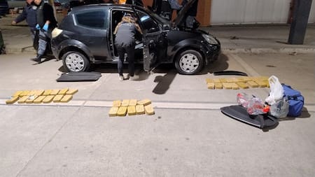 Aduana descubrió más de 60kg de cocaína ocultos en un automóvil.