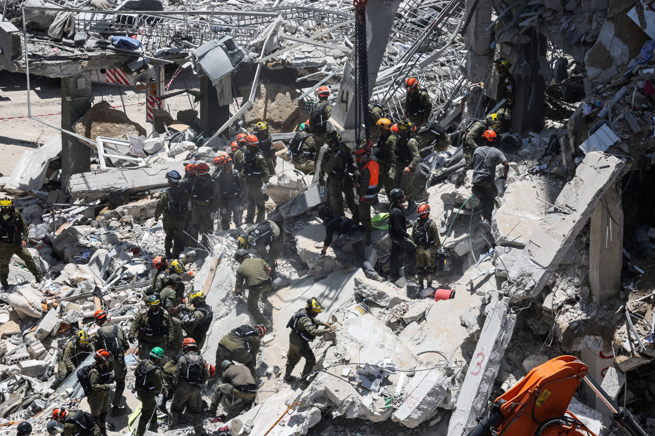 Consecuencias de los ataques iraníes en Israel. Foto: Reuters/Ronen Zvulun.