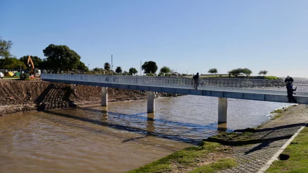 El nuevo puente peatonal y ciclista sobre el arroyo Ugarteche en Costanera Norte.