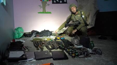 Daniel Hagari, portavoz del Ejército israelí mostrando túnel de Hamas. Foto: Reuters.