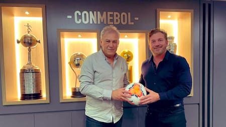 Nery Pumpido y Alejandro Domínguez en la Conmebol