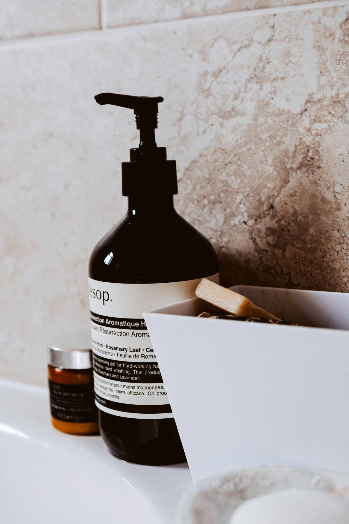 Objetos de perfumería para el baño. Foto: Unsplash