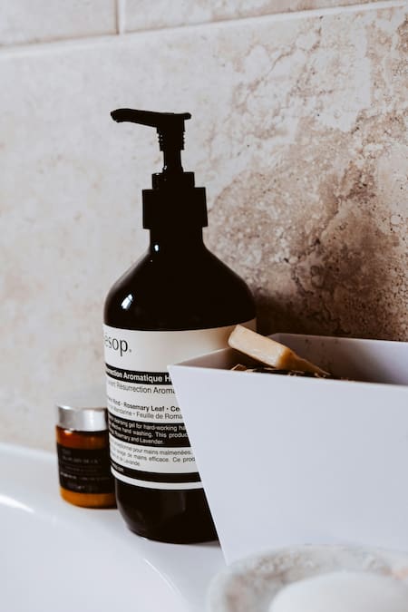 Objetos de perfumería para el baño. Foto: Unsplash