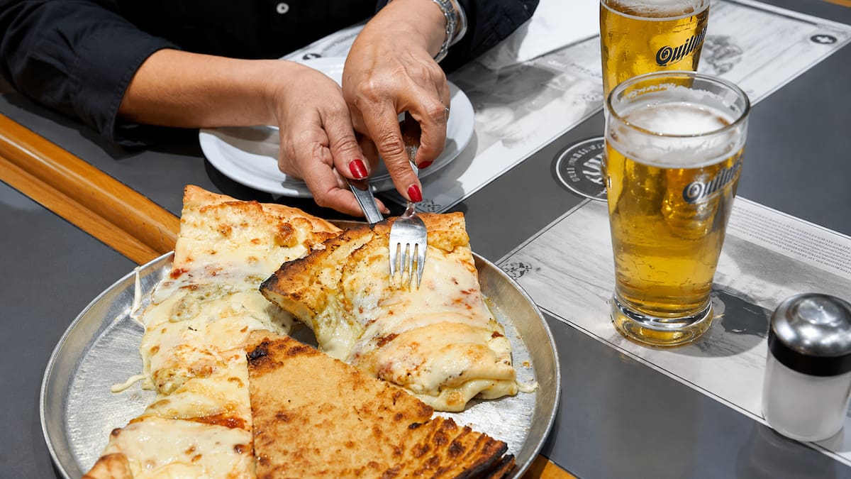 Por qué el fainá se volvió inseparable de la pizza porteña