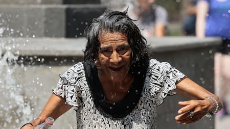 Mujer sufre altas temperaturas. Foto: EFE.