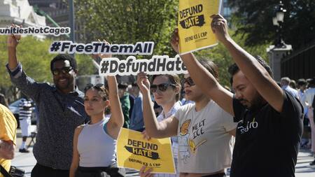 Inmigrantes y activistas protestan contra la política migratoria del presidente Joe Biden. Foto: EFE