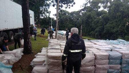 Aduana detuvo un camión que llevaba 24 toneladas de pescado de cotrabando