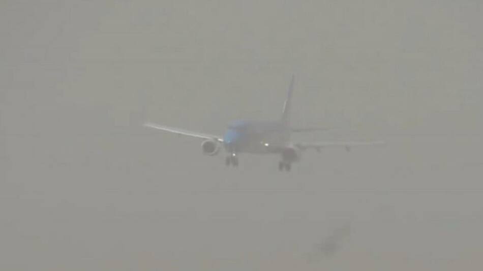 Video: a raíz del fuerte temporal, un avión no pudo aterrizar en Neuquén