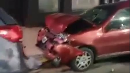 Choque entre una ambulancia y tres autos estacionados. Foto: Captura de video.