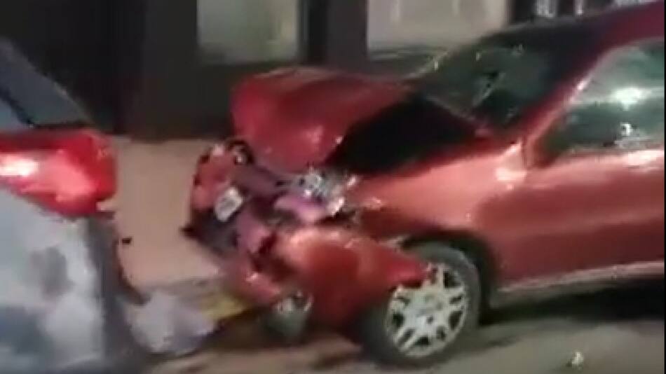 Choque entre una ambulancia y tres autos estacionados. Foto: Captura de video.