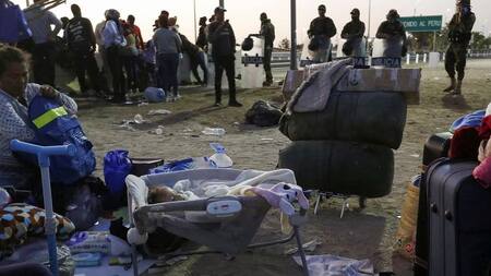 Corredor humanitario en la frontera en Chile. Foto: Reuters