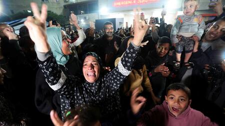 Ciudadanos celebran la tregua en Gaza. Foto: Reuters