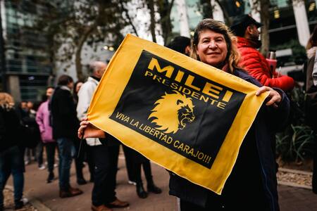 Simpatizantes de Javier Milei en el Luna Park para el lanzamiento del libro. EFE