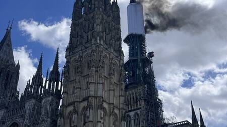 Incendio en la catedral gótica de la ciudad de Ruán. Foto: Twitter.